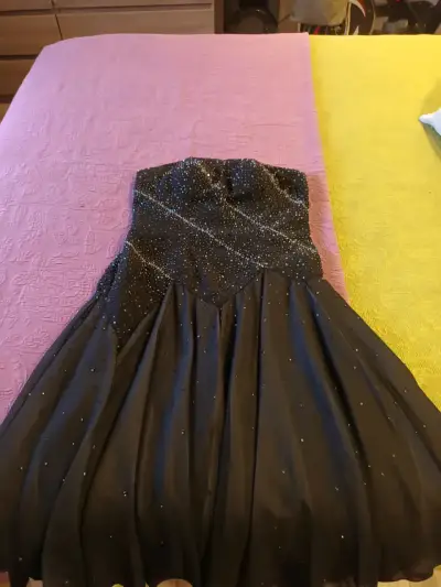 Vestido negro con pedrería - miniatura 2