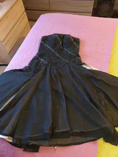 Vestido negro con pedrería - miniatura 3