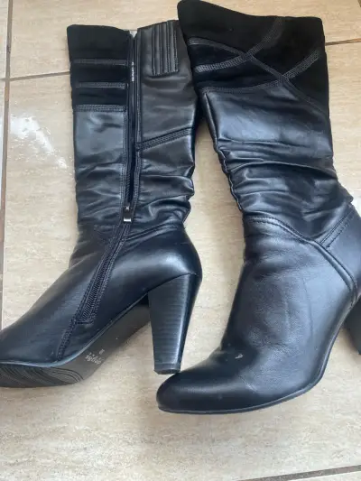 Botas negras de cuero con tacón - miniatura 1