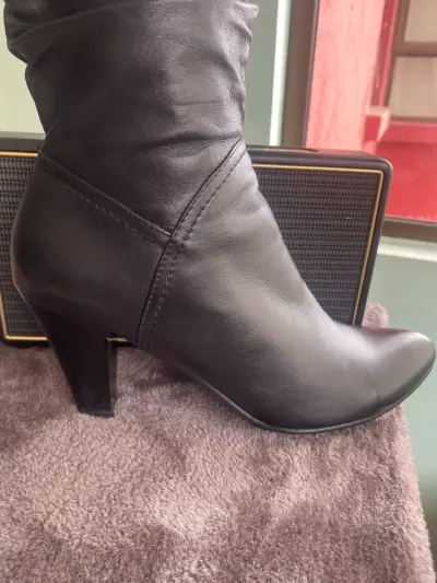 Botas negras de cuero con tacón - miniatura 6