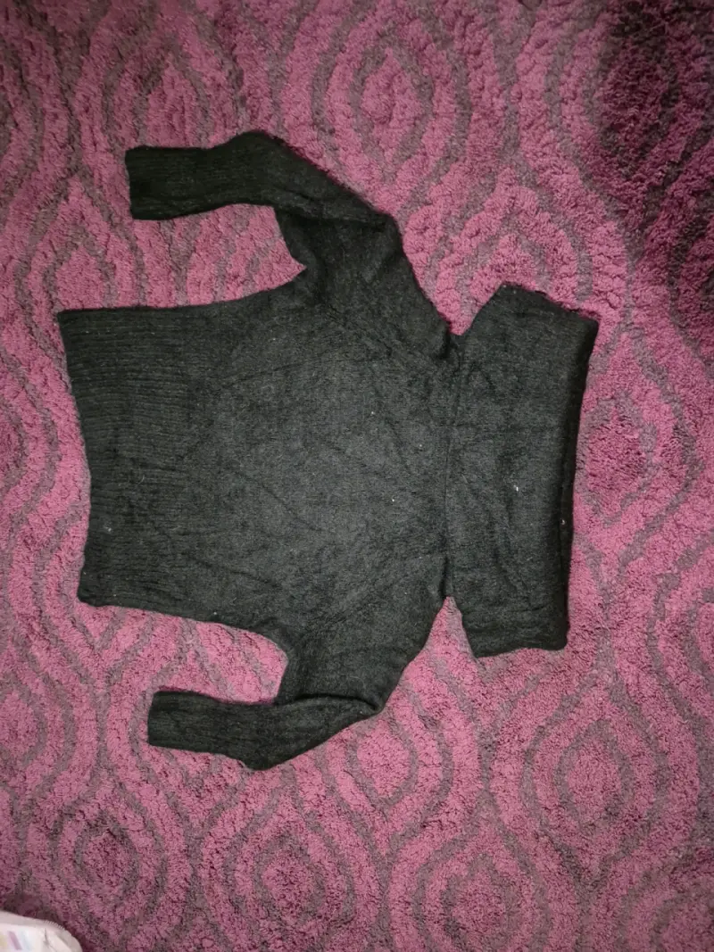 Suéter negro de cuello alto