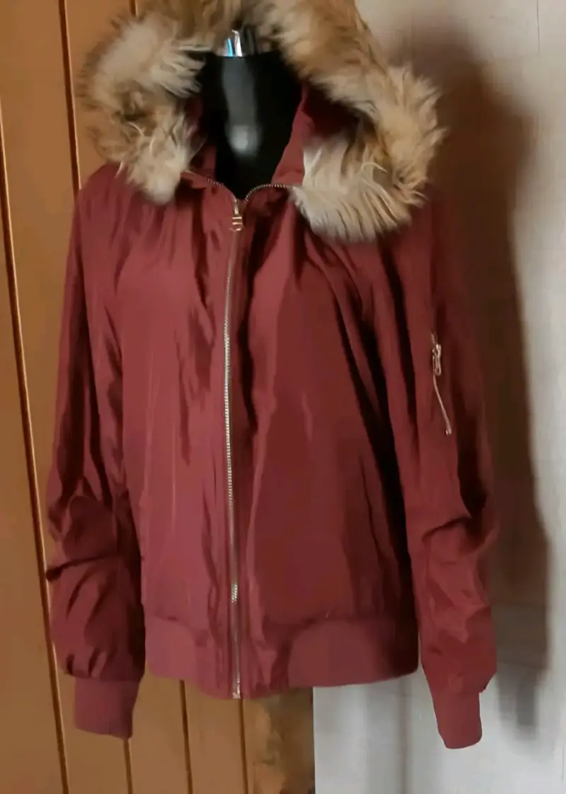 Chaqueta marrón con capucha de peluche - 2