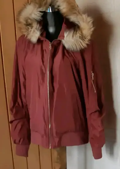 Chaqueta marrón con capucha de peluche - miniatura 2