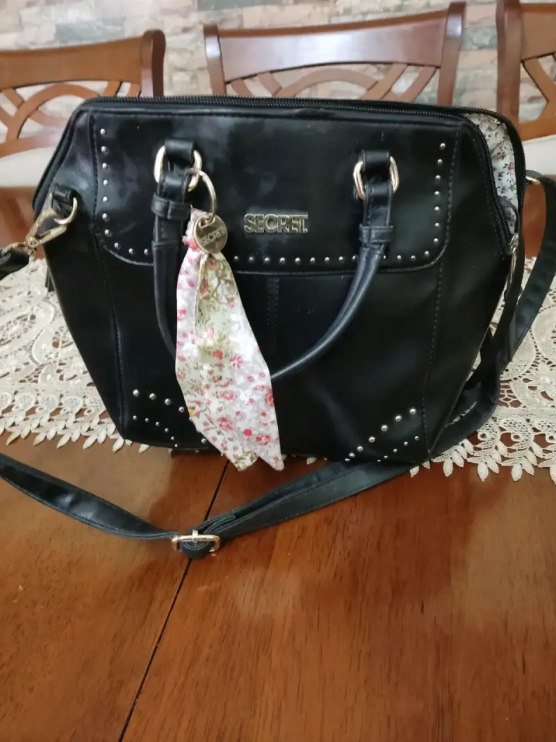 Cartera negra con tachas Secret - 1