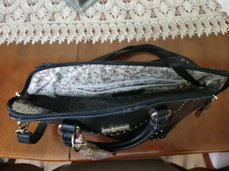 Cartera negra con tachas Secret - 2