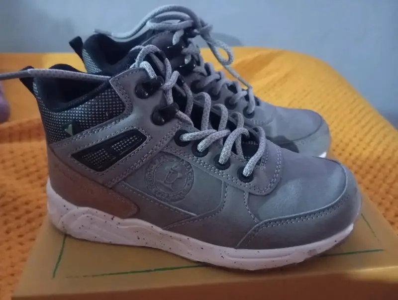 Zapatillas grises casuales - 2