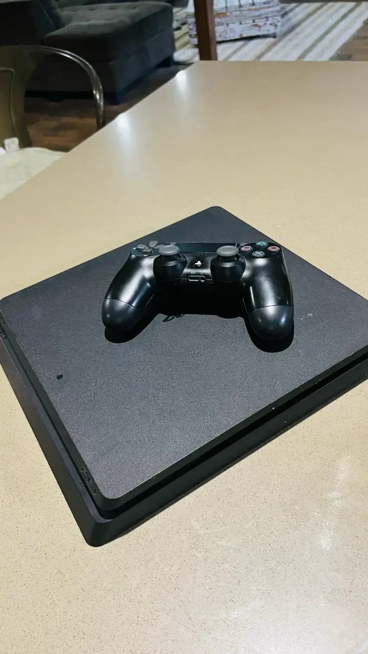 PlayStation 4 + mando y 8 juegos. - 2