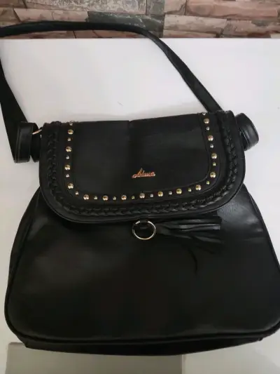 Cartera negra con tachas doradas - miniatura 1