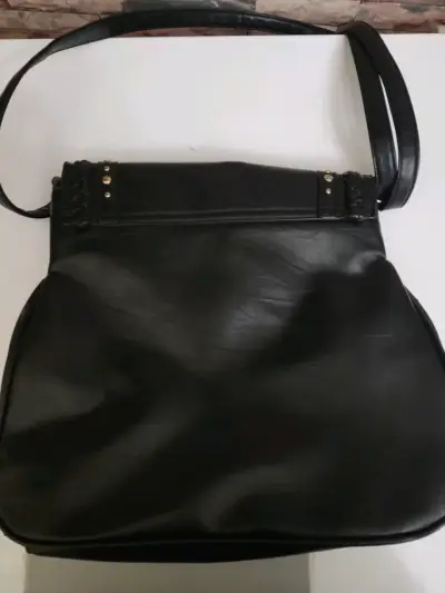 Cartera negra con tachas doradas - miniatura 2