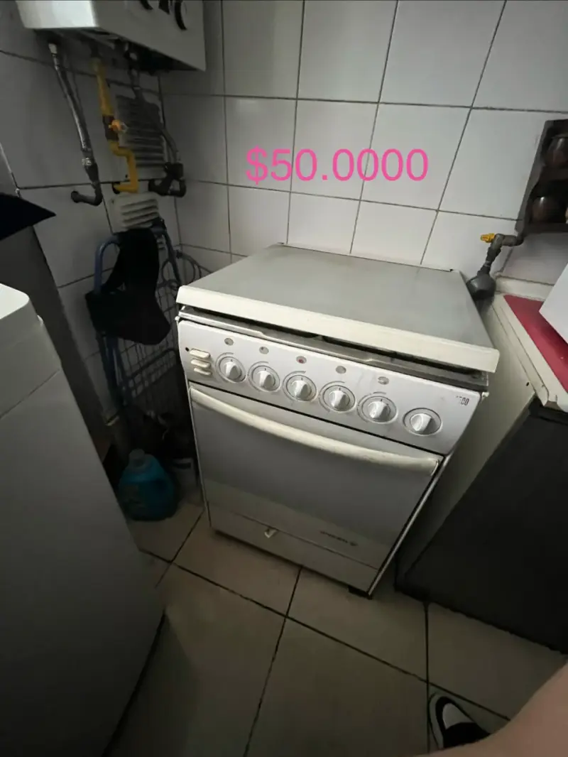 Cocina a gas blanca usada