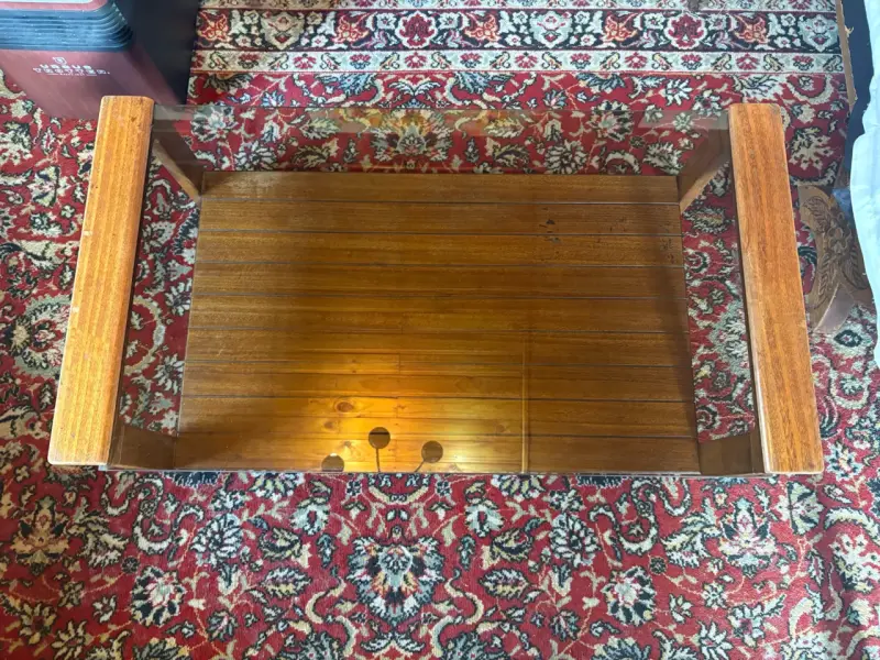 Mesa de centro de madera y vidrio - 1