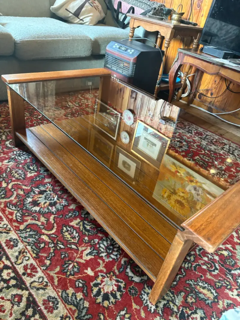 Mesa de centro de madera y vidrio - 4