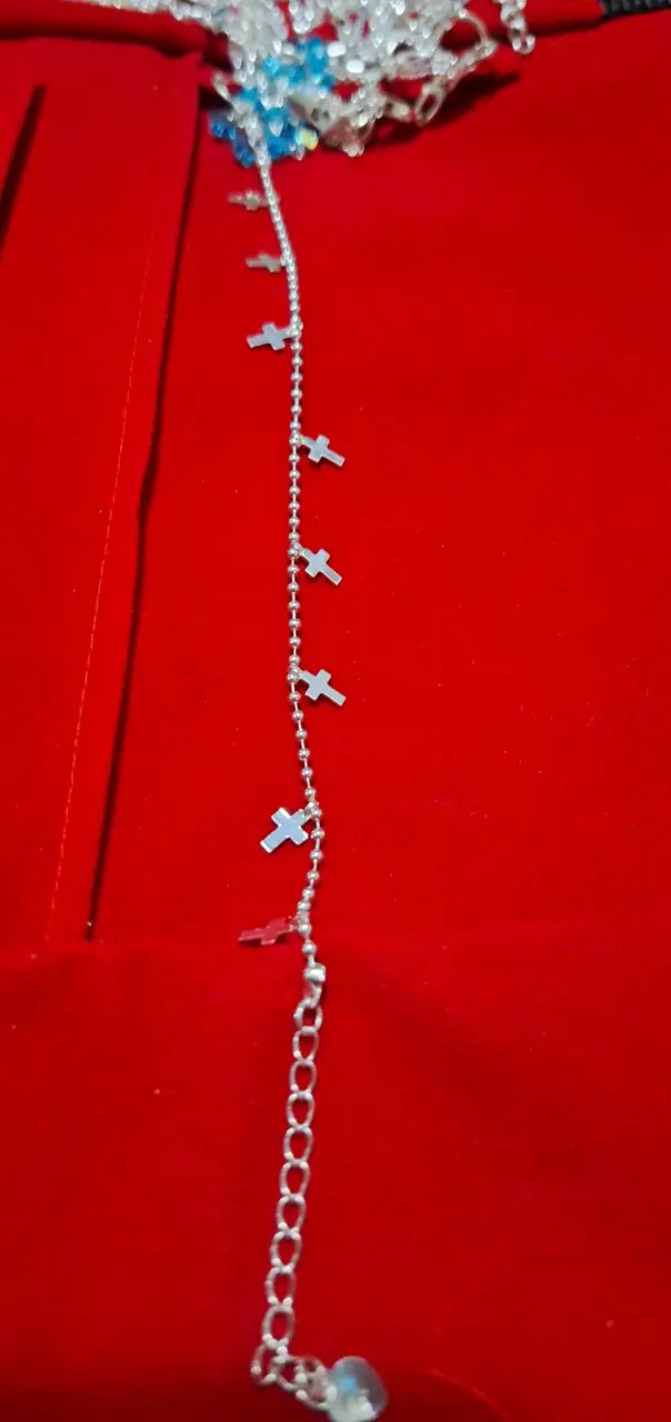 Pulsera de cruces plateada