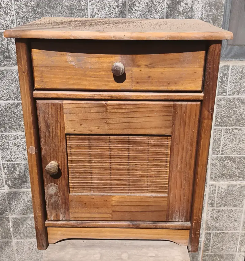 Mesa de noche de madera