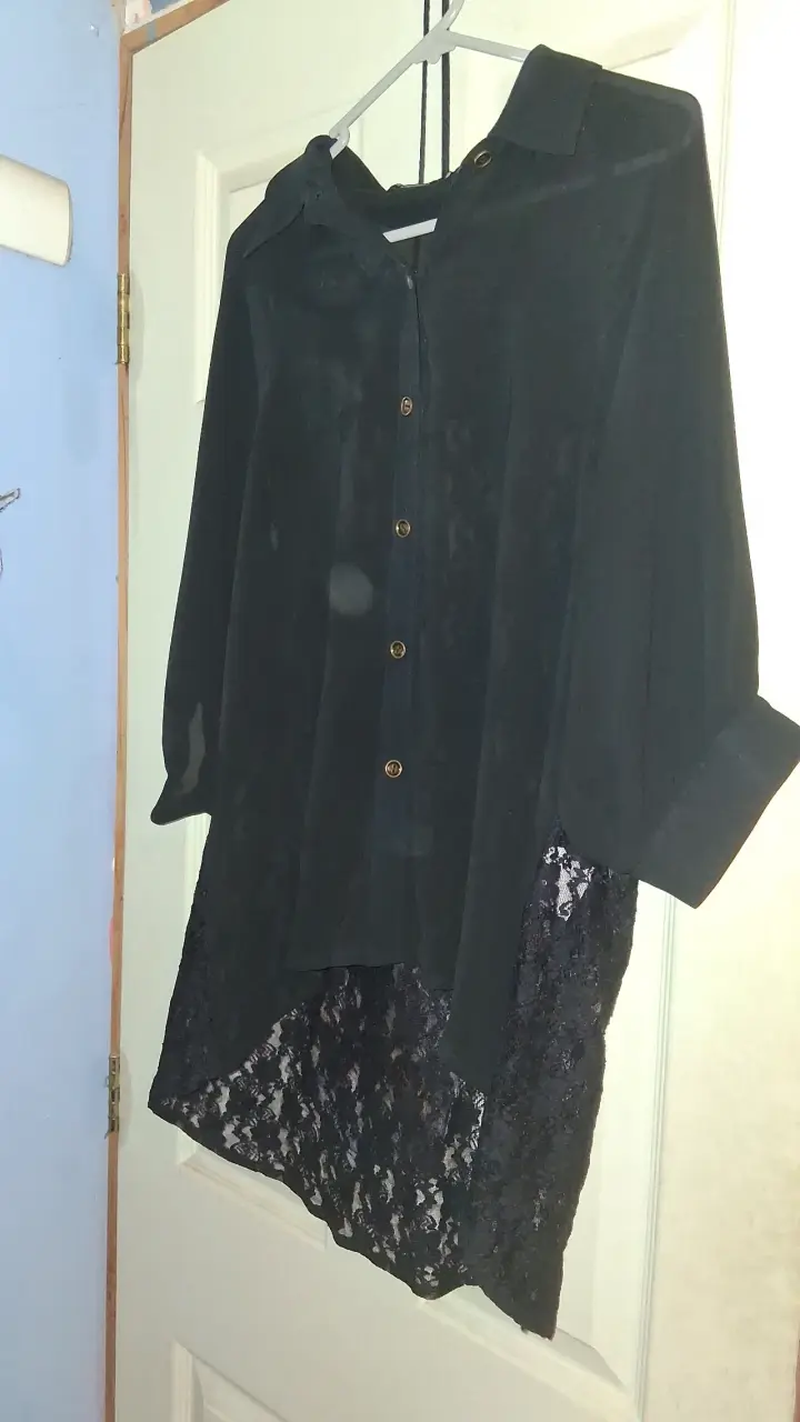 Blusa negra con encaje - 1
