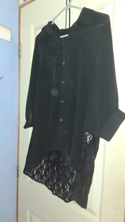Blusa negra con encaje - miniatura 1