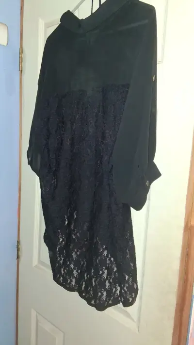 Blusa negra con encaje - miniatura 2