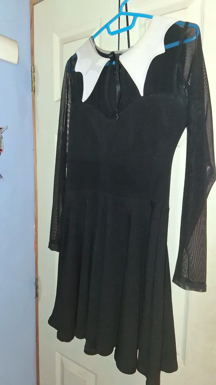 Vestido negro con cuello blanco