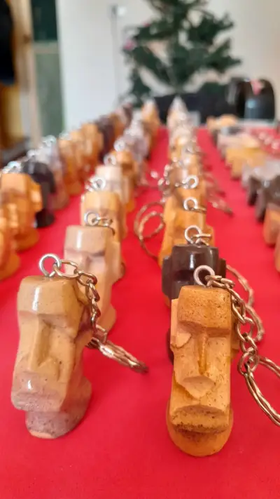 Llavero Moái de piedra Combarbalita - miniatura 1