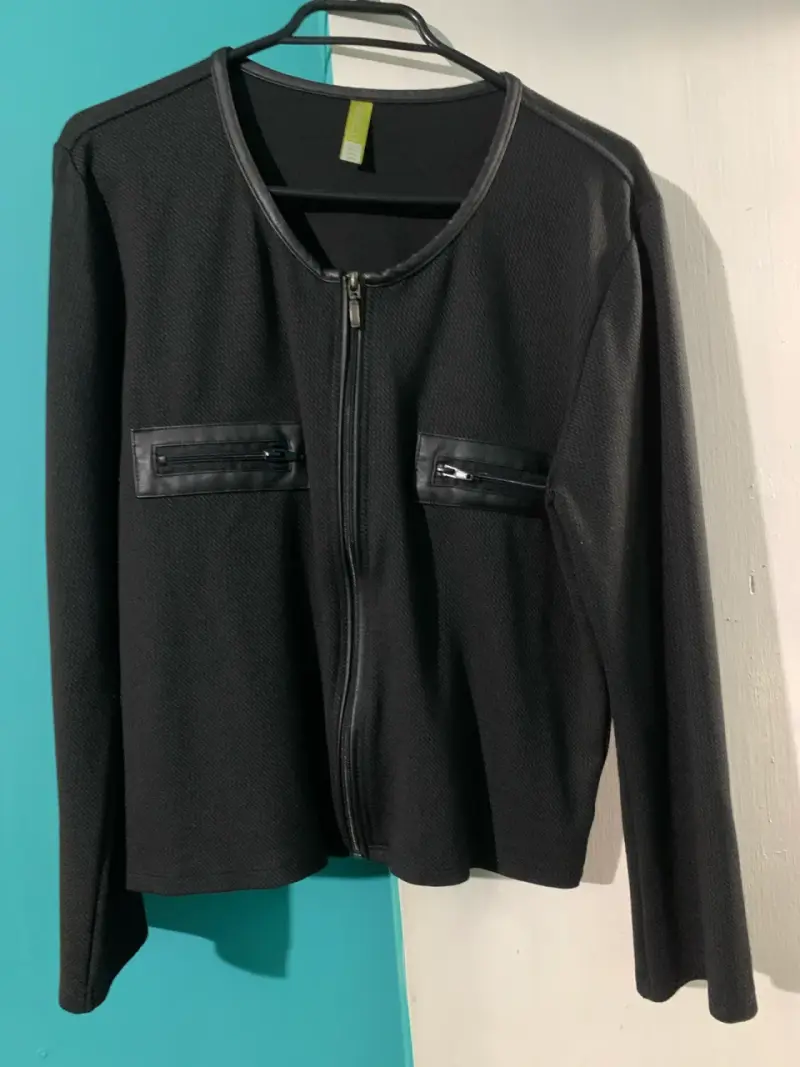 Blazer negra con cierre