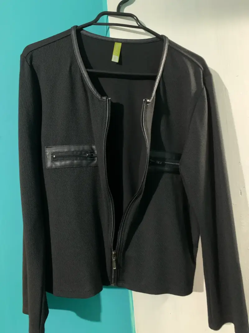 Blazer negra con cierre - 2