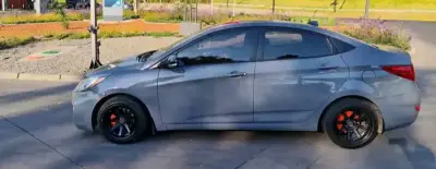 Auto sedán gris en buen estado - miniatura 1