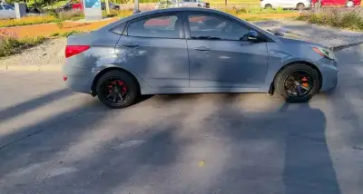 Auto sedán gris en buen estado - miniatura 2
