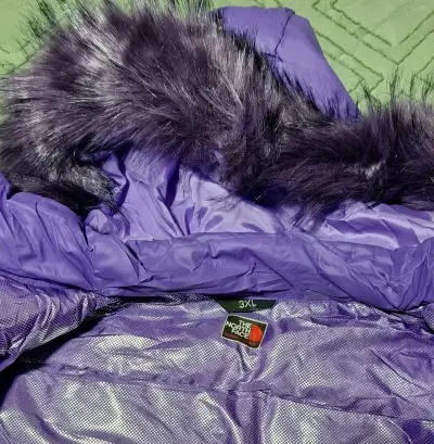Abrigo largo morado con capucha - miniatura 2