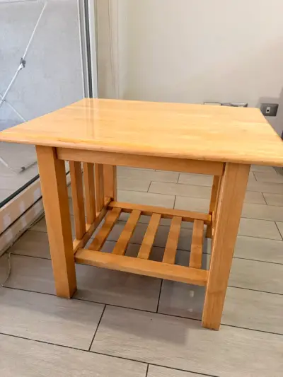 Mesa de madera pequeña - miniatura 1