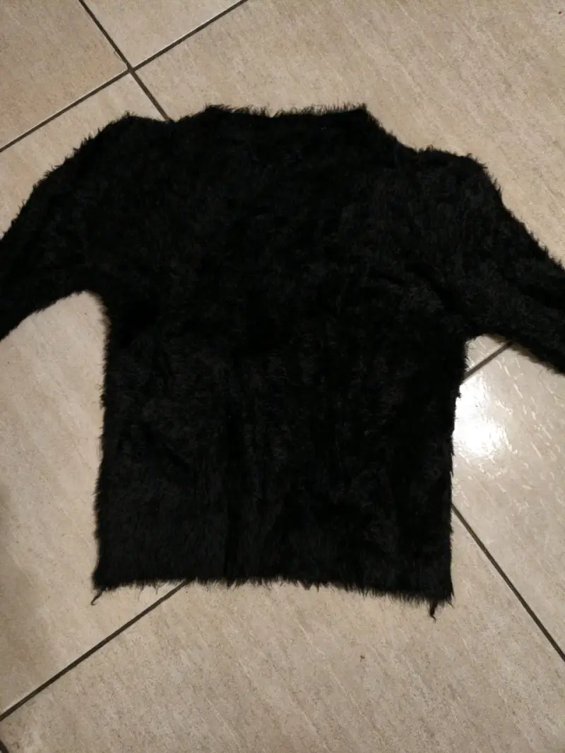 Suéter negro afelpado