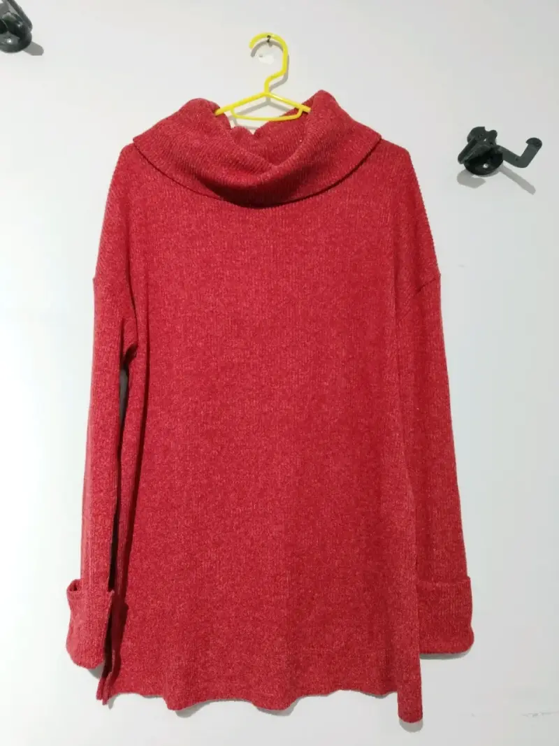 Jersey rojo con cuello alto - 1