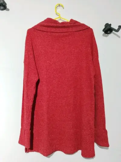 Jersey rojo con cuello alto - miniatura 2