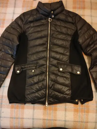 Chaqueta negra acolchada mujer. - miniatura 1