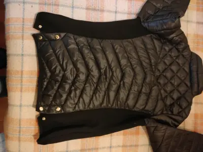 Chaqueta negra acolchada mujer. - miniatura 2