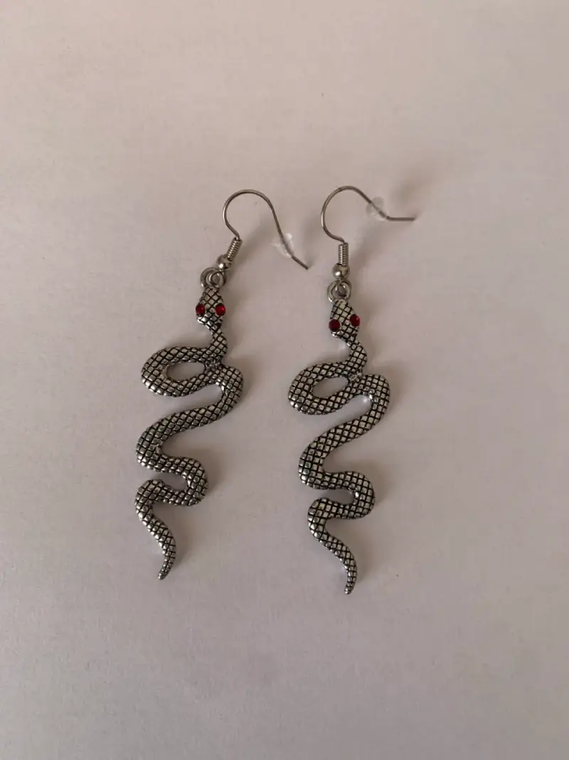 Aros colgantes en forma de serpiente