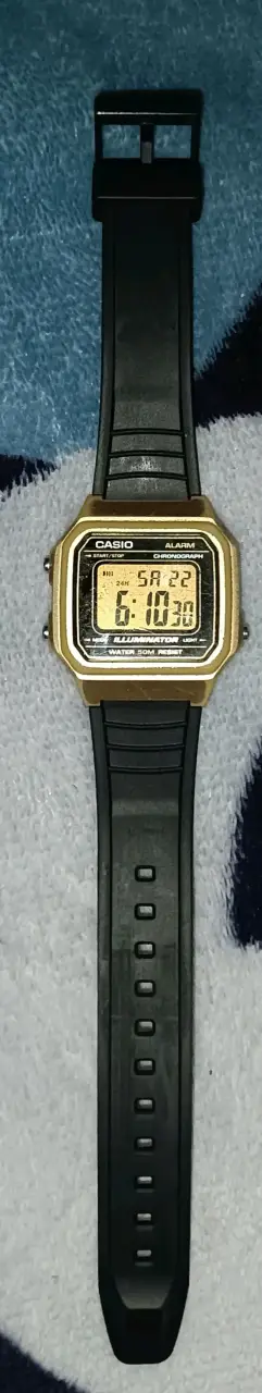 Reloj digital Casio dorado - miniatura 1