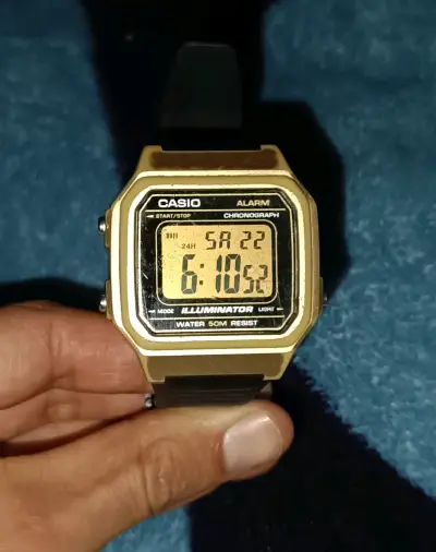 Reloj digital Casio dorado - miniatura 2
