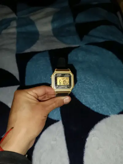 Reloj digital Casio dorado - miniatura 3