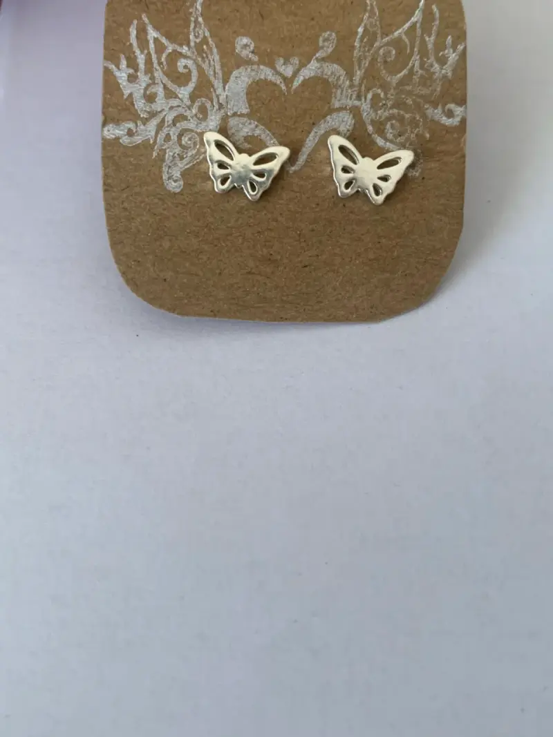 Aros de mariposa plateados