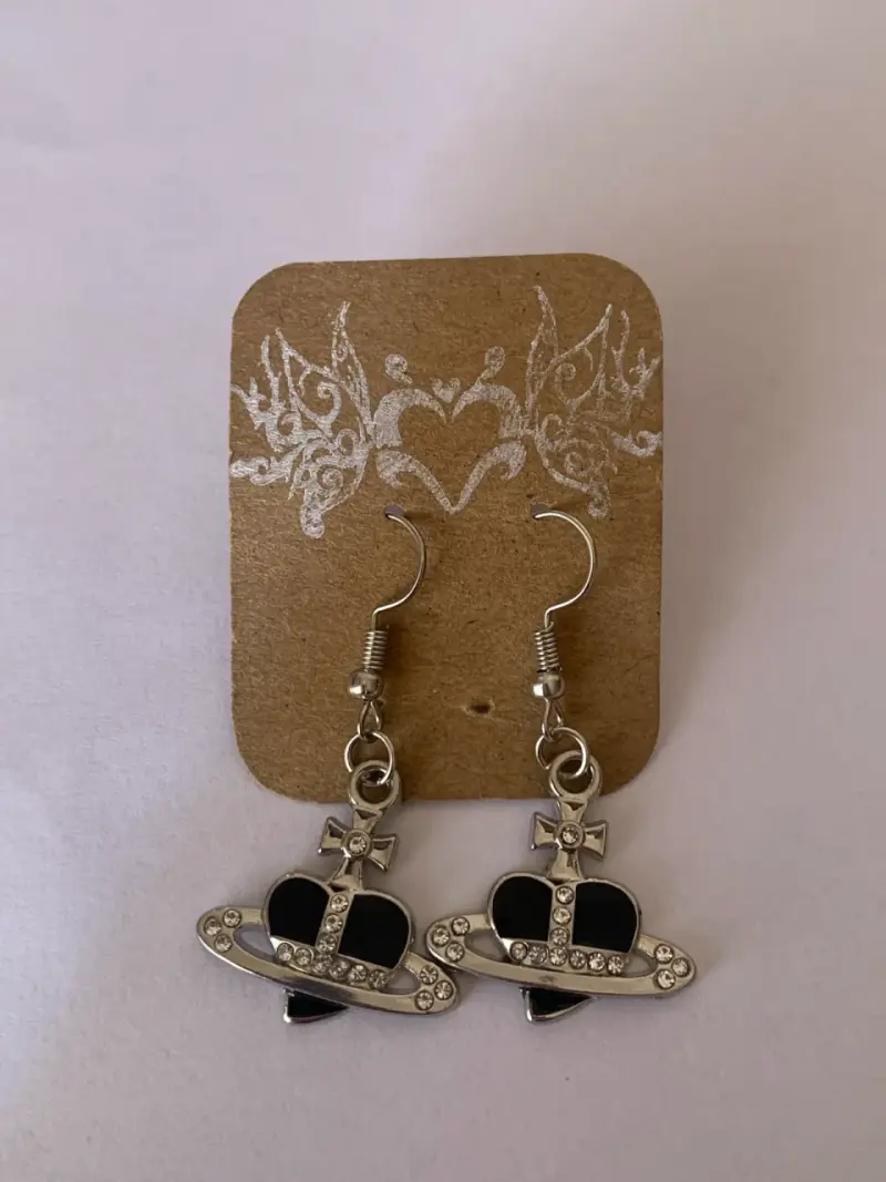 Aros colgantes plateados con diseño