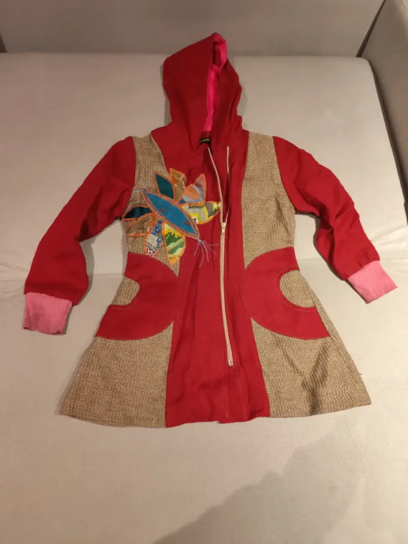 Chaqueta roja con capucha estampada - 1