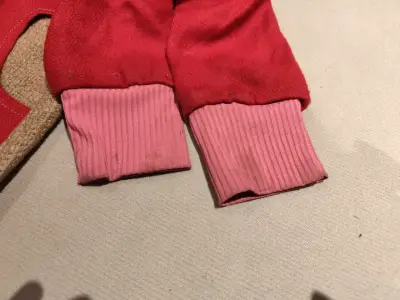 Chaqueta roja con capucha estampada - miniatura 2