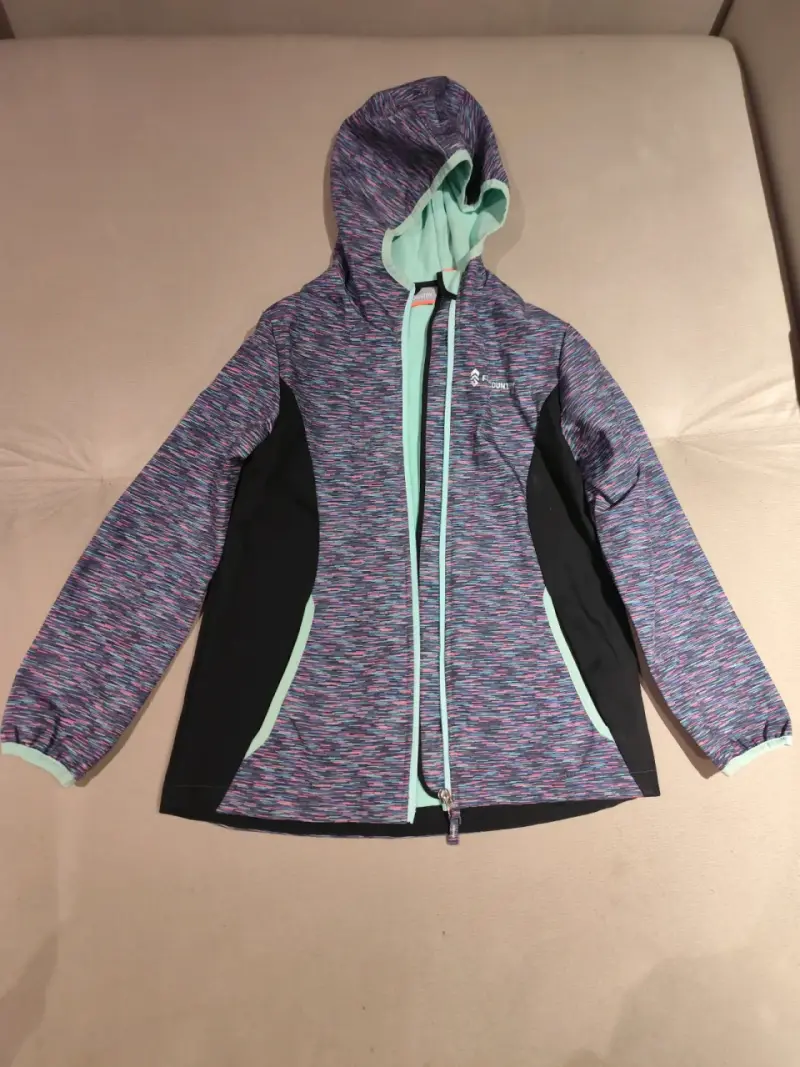 Chaqueta deportiva morada con gorro - 1