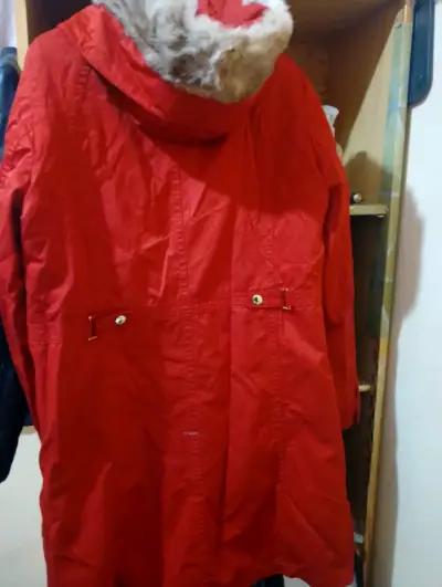 Parka roja con forro de piel - miniatura 3