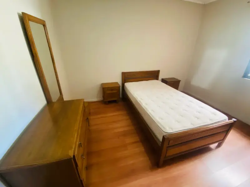 Juego de dormitorio de madera - 1