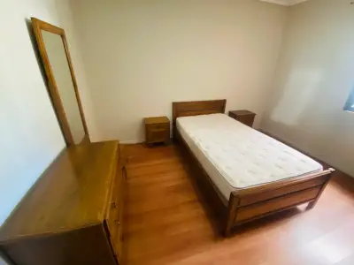 Juego de dormitorio de madera - miniatura 1