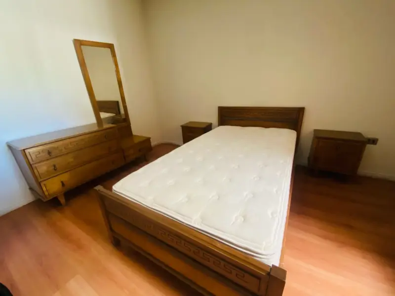 Juego de dormitorio de madera - 2