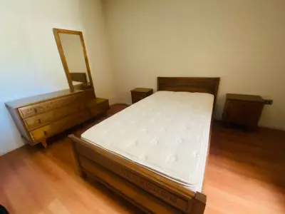 Juego de dormitorio de madera - miniatura 2