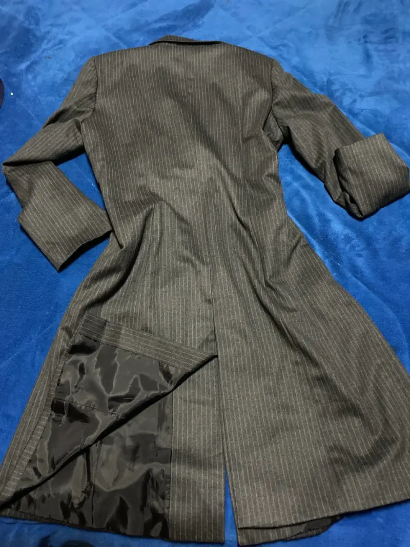 Abrigo gris de rayas elegante - 3
