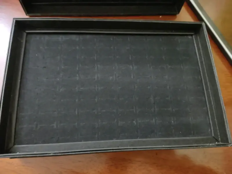 Caja organizadora negra para anillos. - 2